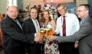 „Auf die Premiere wird angestoßen…“. Darauf zu sehen sind (v.l.): Hartmut W. Martin (Geschäftsführer der Brauerei Ganter), Otto-Jolias Steiner (Inhaber der Agentur Steiner Sarnen Schweiz), Katharina Ganter-Fraschetti (Geschäftsführerin der Brauerei Ganter), Ulrich von Kirchbach (Bürgermeister für Kultur, Jugend, Soziales und Integration der Stadt Freiburg) und Detlef Frankenberger (Geschäftsführer der Brauerei Ganter).