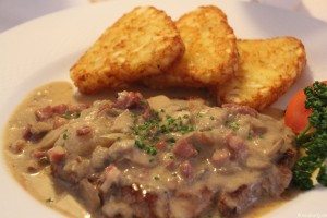 Schweinesteak vom Grill mit Speckchampignons in Dunkelbiersauce mi Rösti