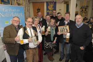 Feierten  mit Georg Lechner (2.v.l.) Geburtstag: (v.l.) Obermeister Hans-Joachim Hansen, Lechners Partnerin Lucja „Robusta“ Berger, der Präsident des Bayerischen Brauerbundes, Friedrich Düll, Obermeister Georg Rittmayer, Gisi Meinel-Hansen, Präsidiumsmitglied Bund der Doemensianer, 1. Deutscher Biersommelier-Meister Dominik Maldoner, die Geschäftsführer der Brauerei Kundmüller, Oswald und Roland Kundmüller sowie der Obmann der Doemens Sektion Nordbayern, Johannes Schulters. 